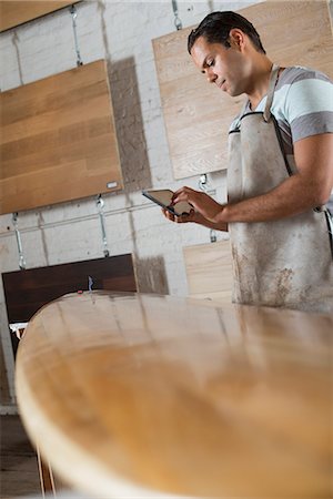 simsearch:6118-07121806,k - A Young Man In A Workshop. Using A Digital Tablet To Keep Records And Photograph Objects. Stockbilder - Premium RF Lizenzfrei, Bildnummer: 6118-07121808