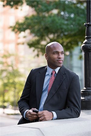 expert energy - Business People. A Man In A Suit Leaning On A Balustrade Under A Lamppost. Waiting. Photographie de stock - Premium Libres de Droits, Code: 6118-07121986