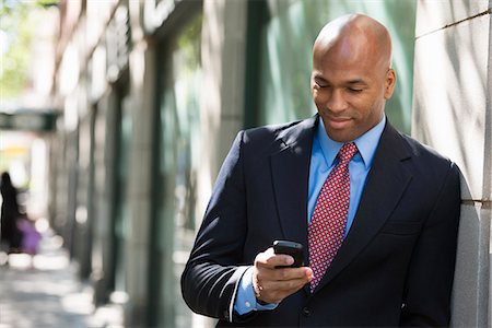 Business People. A Businessman In A Suit And Red Tie, Checking His Phone. Foto de stock - Sin royalties Premium, Código: 6118-07121997