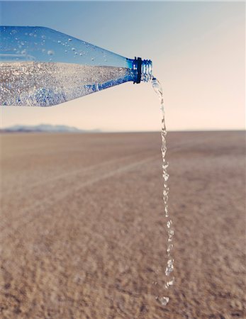 simsearch:6118-07122058,k - The Landscape Of The Black Rock Desert In Nevada. A Bottle Of Water Being Poured Out. Filtered Mineral Water. Photographie de stock - Premium Libres de Droits, Code: 6118-07122059