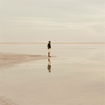 simsearch:6118-07122079,k - A Man Standing At The Edge Of The Flooded Bonneville Salt Flats At Dusk. Stockbilder - Premium RF Lizenzfrei, Bildnummer: 6118-07122066