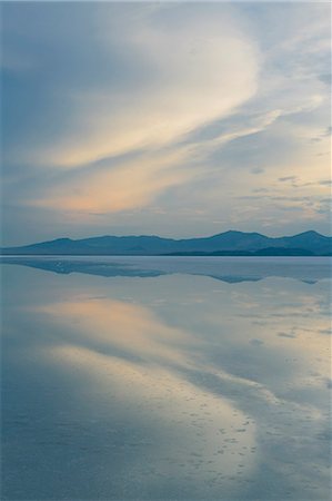 desastre natural - Shallow Water Over The Surface At The Bonneville Salt Flats Near Wendover, At Dusk. Foto de stock - Sin royalties Premium, Código: 6118-07122069