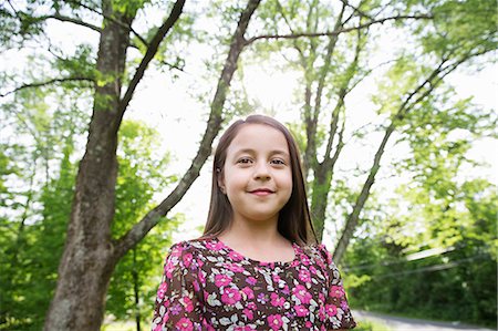 simsearch:6118-07122149,k - A Young Girl In A Patterned Summer Dress, Under The Shade Of Trees In A Farmhouse Garden. Foto de stock - Sin royalties Premium, Código: 6118-07122172