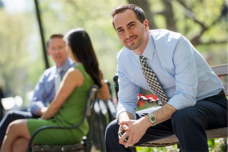 park seat - A Businesswoman And Two Businessmen Outdoors In The City. Foto de stock - Sin royalties Premium, Código: 6118-07122444