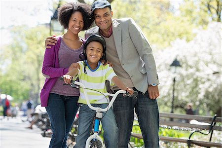 family bicycling - A Family In The Park On A Sunny Day. Foto de stock - Sin royalties Premium, Código: 6118-07122493