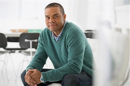 Business. A Man Sitting, Hands Clasped In A Relaxed Confident Pose. Foto de stock - Sin royalties Premium, Código: 6118-07122543