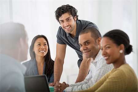 fünf personen - A Multi Ethnic Group Of People Around A Table, Men And Women. Teamwork. Meeting. Stockbilder - Premium RF Lizenzfrei, Bildnummer: 6118-07122599