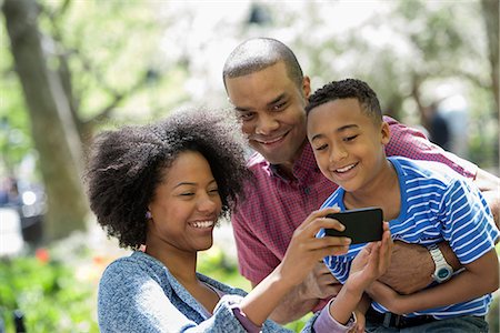 radeln - A Family In The Park On A Sunny Day. Taking Photographs With A Smart Phone. Stockbilder - Premium RF Lizenzfrei, Bildnummer: 6118-07122500