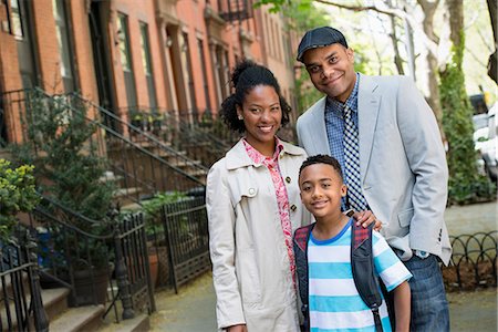 simsearch:400-08838107,k - A Family Outdoors In The City. Two Parents And A Young Boy Walking Together. Foto de stock - Sin royalties Premium, Código: 6118-07122518