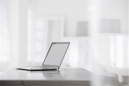 froid - Office Interior. A Smooth Shiny Grey Tabletop, And An Open Laptop Computer. Photographie de stock - Premium Libres de Droits, Code: 6118-07122714