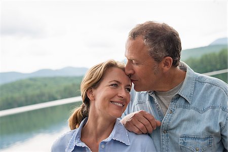 simsearch:6118-07203856,k - A mature couple standing by a lake shore. Foto de stock - Royalty Free Premium, Número: 6118-07203119