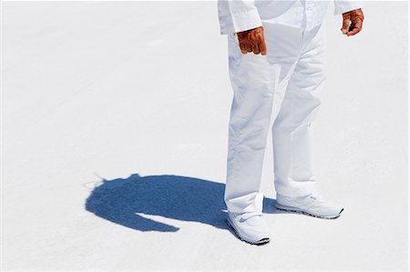 A man in white overalls, a race official timekeeper at a car racing event, at Speed Week on Bonneville Salt Flats. Photographie de stock - Premium Libres de Droits, Code: 6118-07203242