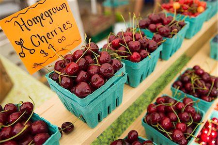 A farm stand, with displays of punnets of fresh fruit. Cherries. Fotografie stock - Premium Royalty-Free, Codice: 6118-07203284