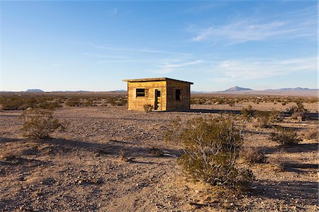 désert de mojave - A small abandoned building in the Mojave desert landscape. Photographie de stock - Premium Libres de Droits, Code: 6118-07203214