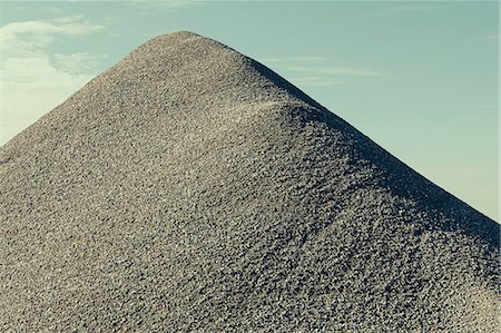 A large gravel pile, material used for construction and maintaining roads. Foto de stock - Sin royalties Premium, Código: 6118-07203226