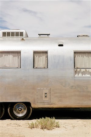 A vintage Airstream silver accommodation trailer parked on the Bonneville Salt Flats during Speed week. Foto de stock - Sin royalties Premium, Código: 6118-07203233