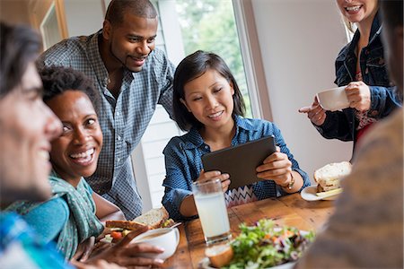 simsearch:6118-07203660,k - A group of people meeting in a cafe for a meal. Using digital tablets and smart phones. Fotografie stock - Premium Royalty-Free, Codice: 6118-07203662