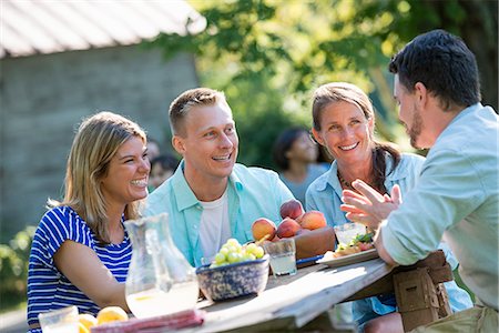 A family, adults and children seated around a table, enjoying a meal together. Foto de stock - Sin royalties Premium, Código: 6118-07203632