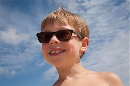 simsearch:6118-07203856,k - A young boy wearing sunglasses. Foto de stock - Royalty Free Premium, Número: 6118-07203854