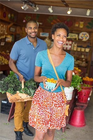 simsearch:6118-07203002,k - Two people in a farm shop, choosing organic vegetables. Foto de stock - Royalty Free Premium, Número: 6118-07203870