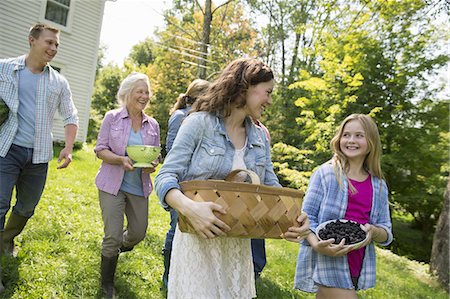 exciting daytime party - A family summer gathering at a farm. A shared meal, a homecoming. Stock Photo - Premium Royalty-Free, Code: 6118-07235032