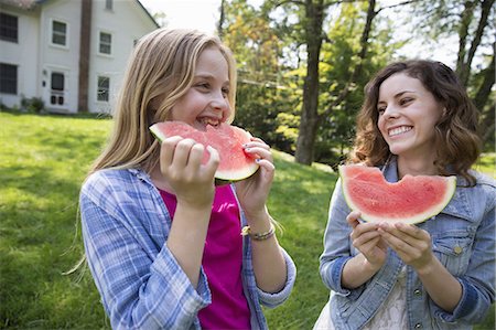 A family summer gathering at a farm. A shared meal, a homecoming. Stockbilder - Premium RF Lizenzfrei, Bildnummer: 6118-07235034