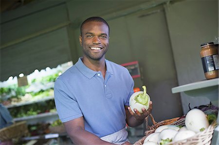 simsearch:6118-07202984,k - An organic fruit and vegetable farm. A man sorting vegetables. Foto de stock - Sin royalties Premium, Código: 6118-07235187