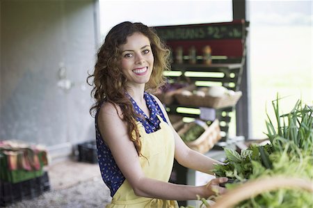 simsearch:6118-07203001,k - An organic farm stand. A woman sorting vegetables. Foto de stock - Sin royalties Premium, Código: 6118-07235192