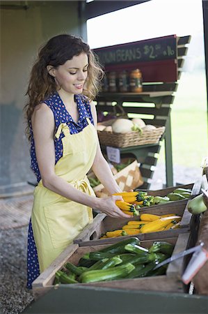 simsearch:6118-07352904,k - An organic fruit and vegetable farm. A young woman sorting vegetables. Foto de stock - Sin royalties Premium, Código: 6118-07235198