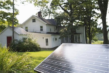 photovoltaique - A solar panel in a farmhouse garden. Photographie de stock - Premium Libres de Droits, Code: 6118-07235245