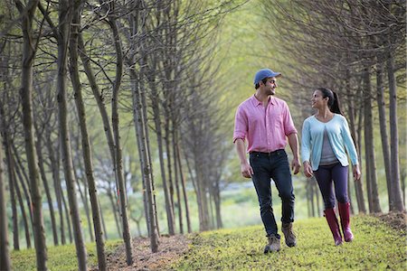 simsearch:6118-07203336,k - A couple walking between two rows of trees. Photographie de stock - Premium Libres de Droits, Code: 6118-07235277