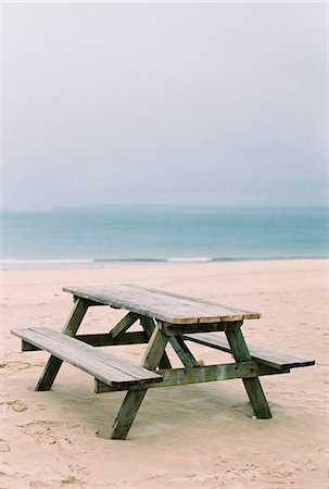 simsearch:6118-07203856,k - A wooden picnic bench on the sand. View out to sea. Foto de stock - Royalty Free Premium, Número: 6118-07351099