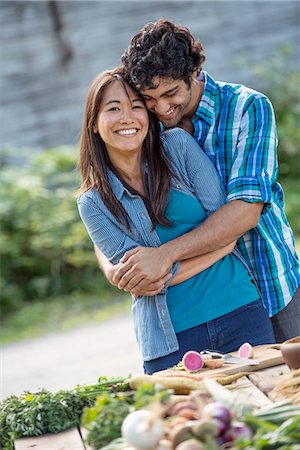 simsearch:6118-07351195,k - Two people embracing in a garden. Photographie de stock - Premium Libres de Droits, Code: 6118-07351192