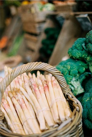 Bundles of white asparagus and broccoli florets on a vegetable stall. Photographie de stock - Premium Libres de Droits, Code: 6118-07351103