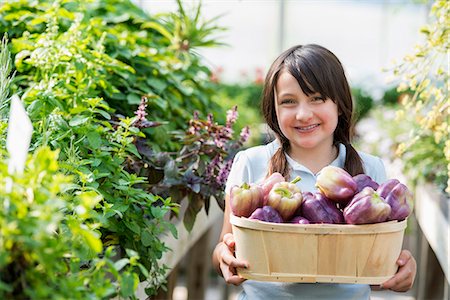 récolte (agriculture) - Summer on an organic farm. A girl holding a basket of fresh bell peppers. Photographie de stock - Premium Libres de Droits, Code: 6118-07351131