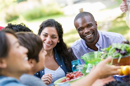 simsearch:6118-07769572,k - Adults and children around a table in a garden. Foto de stock - Sin royalties Premium, Código: 6118-07351201