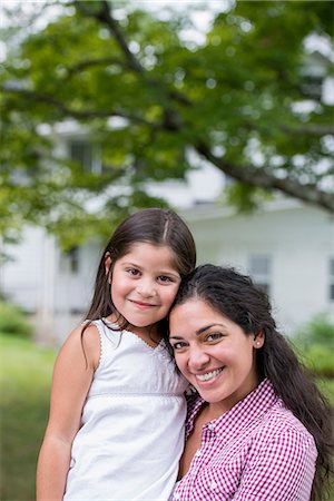 simsearch:6118-07351195,k - A mother and daughter in a country garden. Photographie de stock - Premium Libres de Droits, Code: 6118-07351225