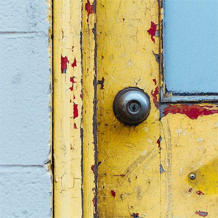 poignée - A doorway and the doorbell of a building. Flaked damaged paint. Photographie de stock - Premium Libres de Droits, Code: 6118-07351303