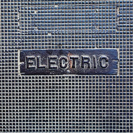 simsearch:6118-07351309,k - A utility cover made of metal, with the word Electric. Photographie de stock - Premium Libres de Droits, Code: 6118-07351306