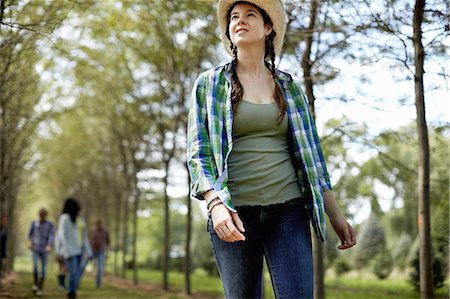 simsearch:6118-07203935,k - A girl in a straw hat walking in the woods. Foto de stock - Sin royalties Premium, Código: 6118-07351613