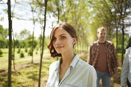 simsearch:6118-07353413,k - Friends on a woodland path in summer. Foto de stock - Royalty Free Premium, Número: 6118-07351625