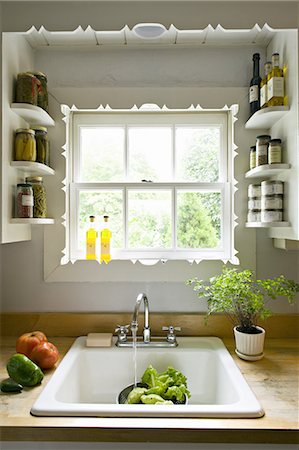 simsearch:6118-07351758,k - Kitchen window, with shelves and a traditional sink, tap and running water for washing vegetables. Foto de stock - Sin royalties Premium, Código: 6118-07351768