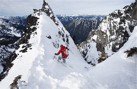 A skier ski-ing down The Slot snow slope on Snoqualmie Peak in the Cascades range, Washington state, USA. Foto de stock - Royalty Free Premium, Número: 6118-07351707