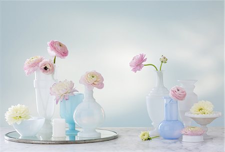 simsearch:6118-07351758,k - A group of containers, jugs and vases with a variety of pastel coloured delicate flowers. Studio shot. Foto de stock - Sin royalties Premium, Código: 6118-07351812