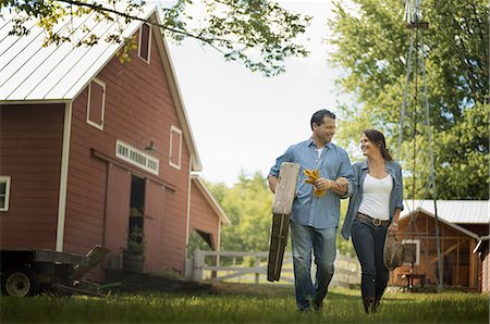 simsearch:6118-07352025,k - Two people, man and woman in the yard of a traditional farm in the USA. Foto de stock - Sin royalties Premium, Código: 6118-07352012