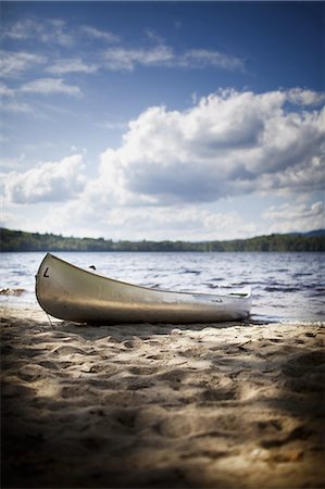 simsearch:6118-07352423,k - A canoe boat beached on the shore of a lake or river. Photographie de stock - Premium Libres de Droits, Code: 6118-07352142