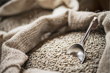 Full hessian sacks of beans and a metal scoop at a coffee bean processing shed, on a farm. Photographie de stock - Premium Libres de Droits, Code: 6118-07352136