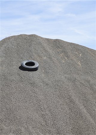 simsearch:6118-07353041,k - Gravel piles are used for road maintenance and construction purposes. Foto de stock - Royalty Free Premium, Número: 6118-07352243