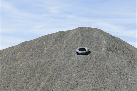 simsearch:6118-07353041,k - Gravel piles are used for road maintenance and construction purposes. Photographie de stock - Premium Libres de Droits, Code: 6118-07352242