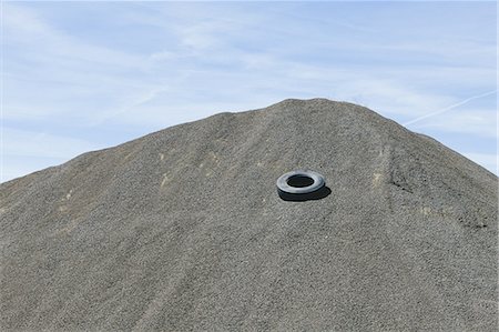 simsearch:6118-07354616,k - Gravel piles are used for road maintenance and construction purposes. Foto de stock - Sin royalties Premium, Código: 6118-07352242